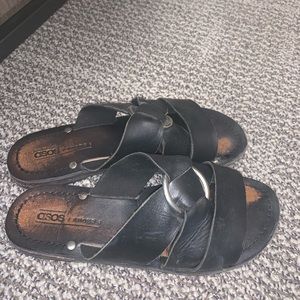 Black sandal slides